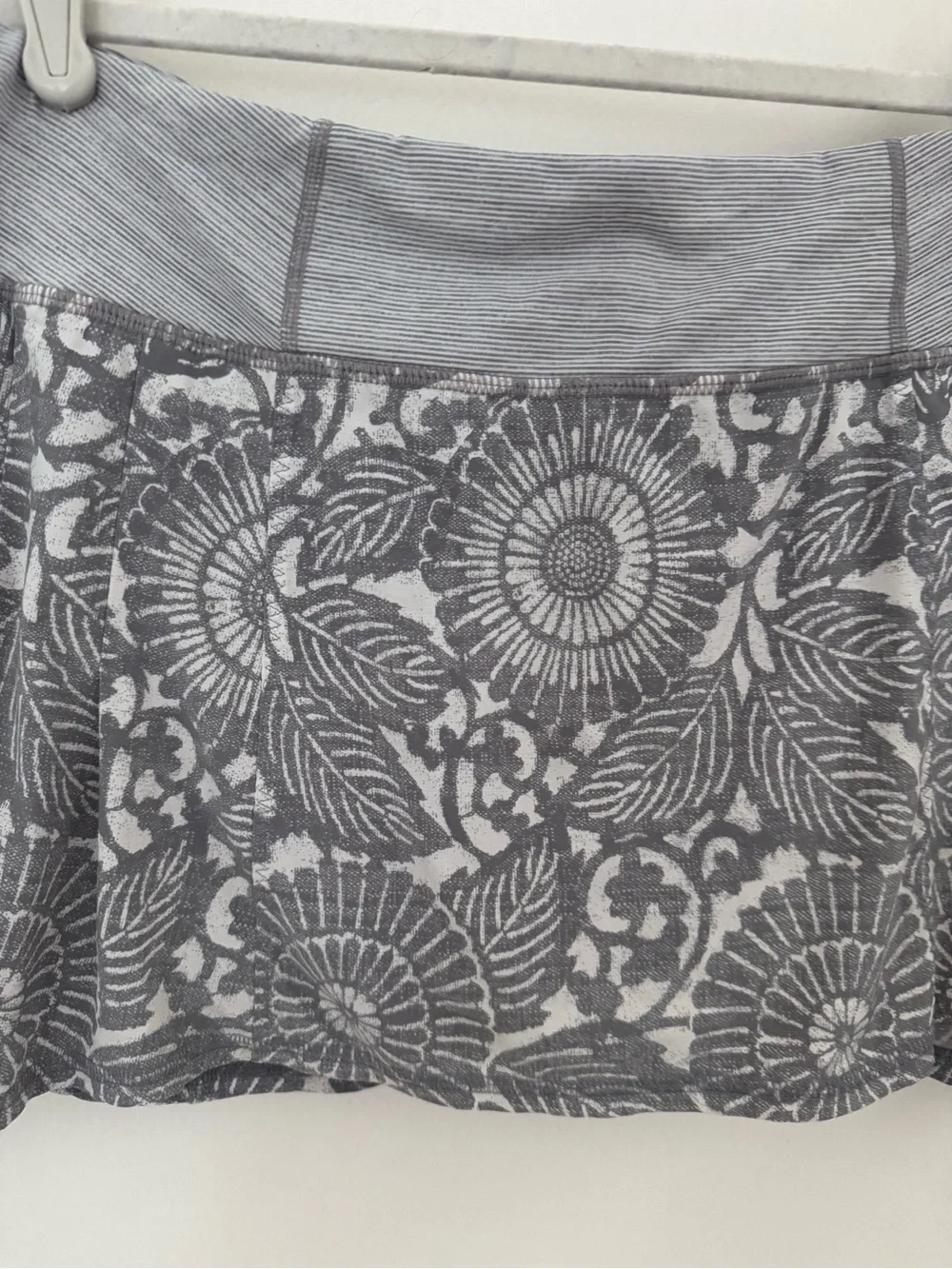 lululemon athletica Gray Floral Skater Skort M (8)